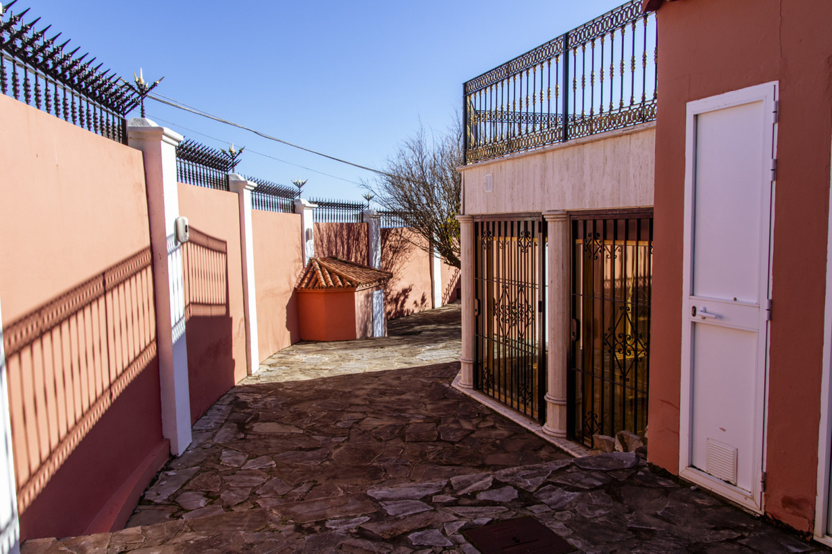 6 Bed Townhouse for sale in Estepona Costa Del Sol, Málaga, Spain