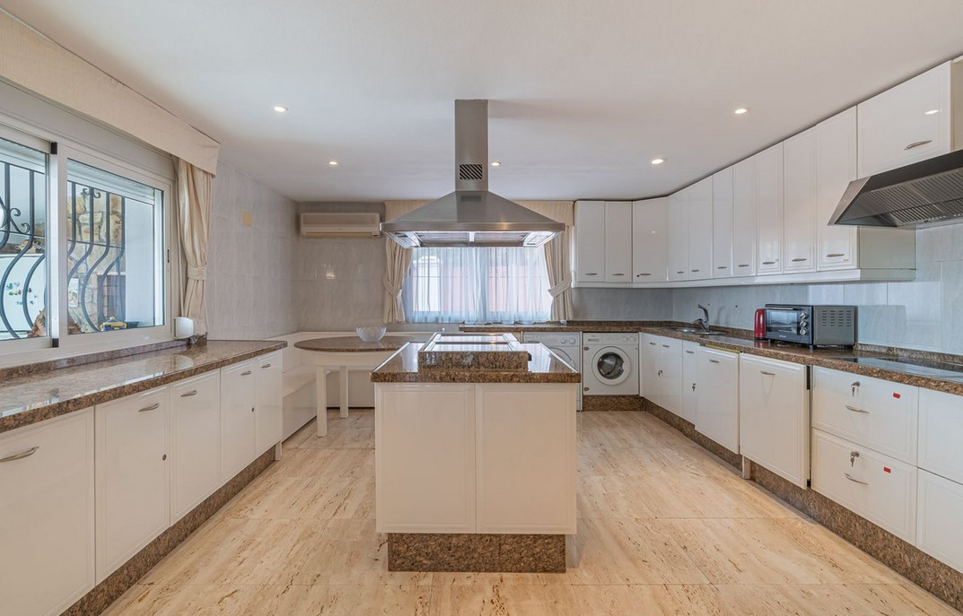 6 Bed Townhouse for sale in Estepona Costa Del Sol, Málaga, Spain