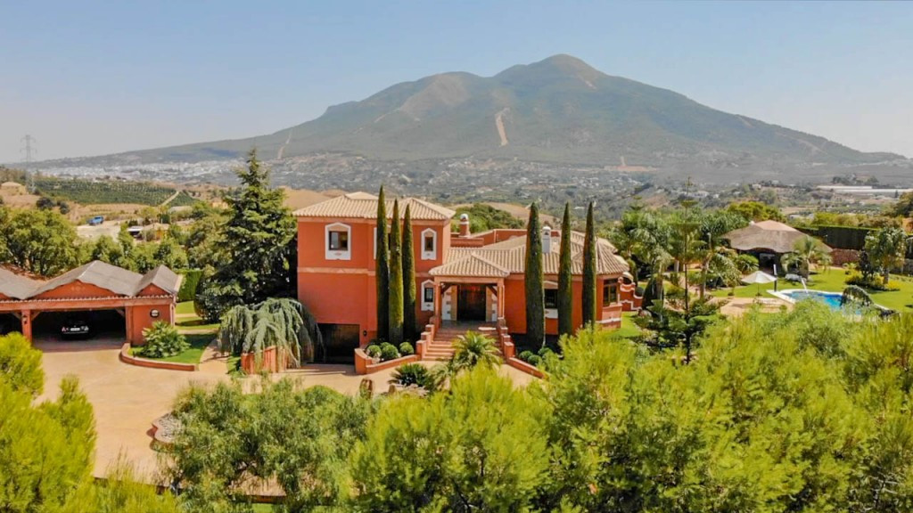 8 Bed Townhouse for sale in Coín Costa Del Sol, Málaga, Spain