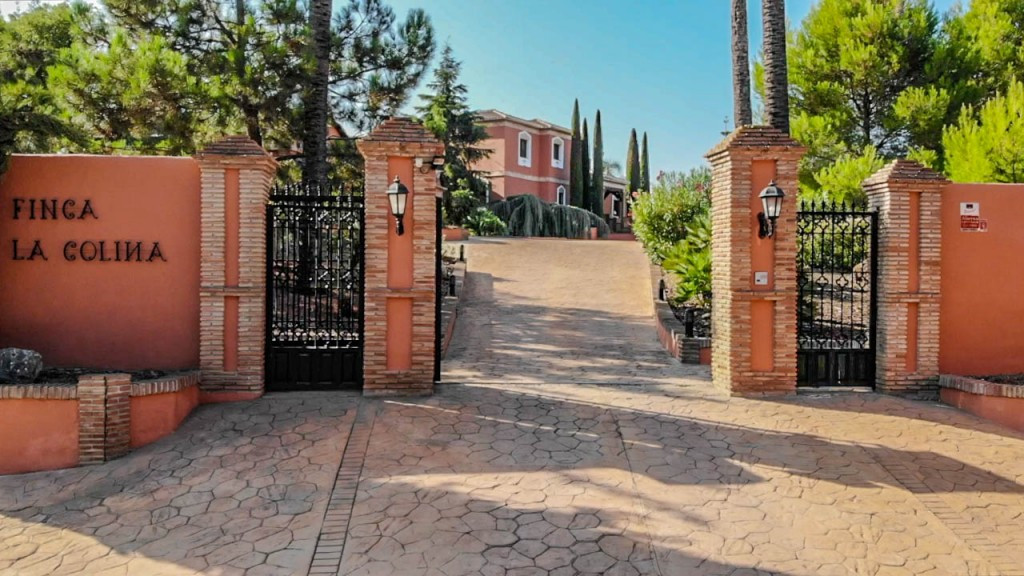 8 Bed Townhouse for sale in Coín Costa Del Sol, Málaga, Spain