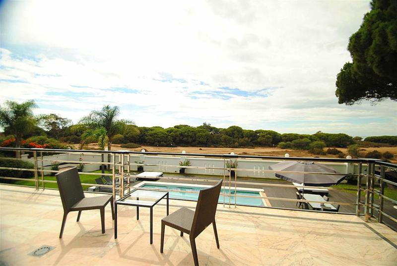 8 Bed Townhouse for sale in Cabopino Costa Del Sol, Málaga, Spain