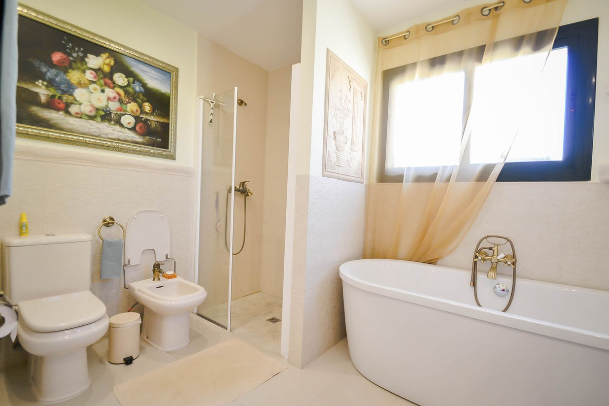 3 Bed Apartment for sale in Atalaya Costa Del Sol, Málaga, Spain