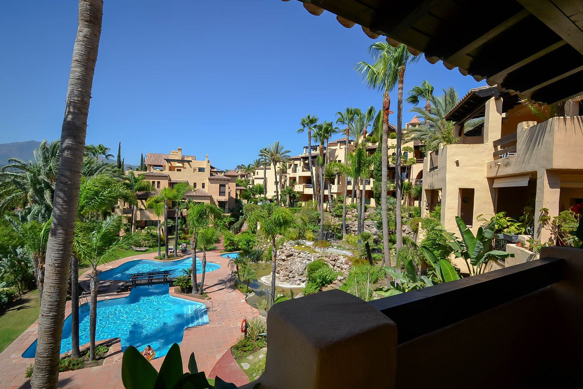 3 Bed Apartment for sale in Atalaya Costa Del Sol, Málaga, Spain