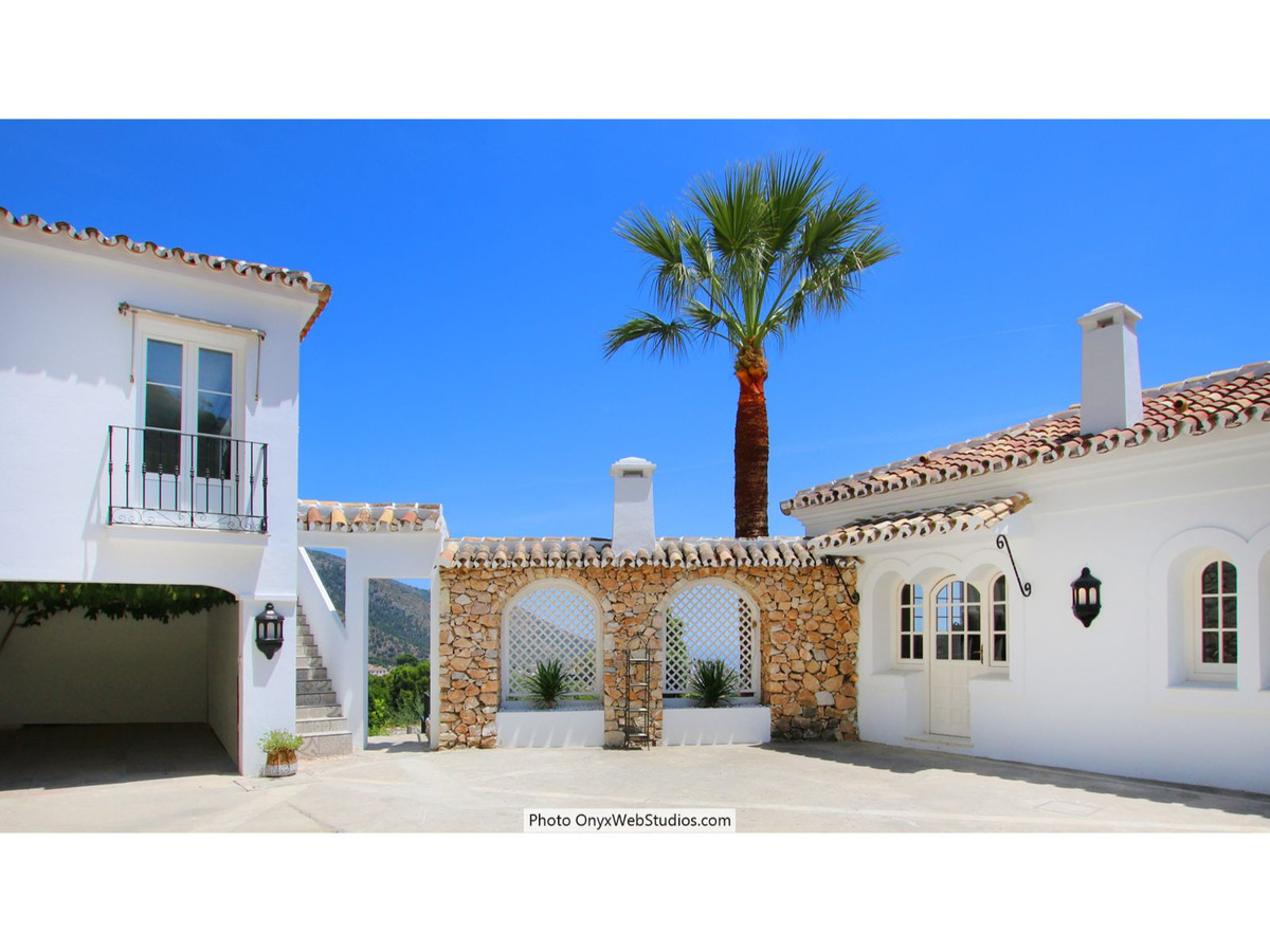9 Bed Townhouse for sale in Mijas Costa Del Sol, Málaga, Spain