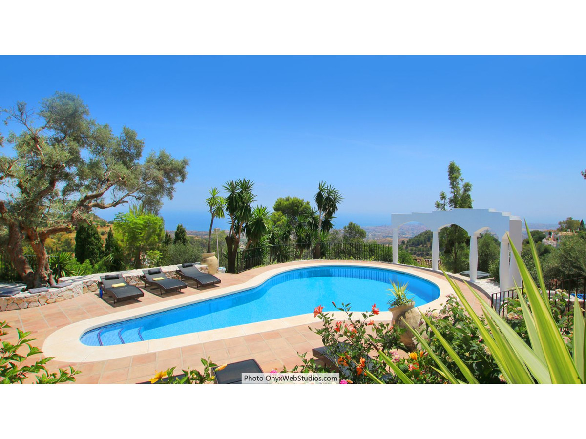 9 Bed Townhouse for sale in Mijas Costa Del Sol, Málaga, Spain
