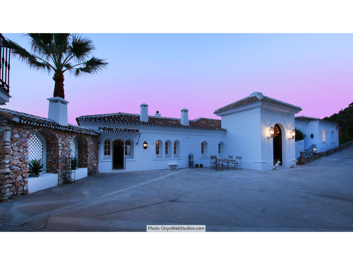 9 Bed Townhouse for sale in Mijas Costa Del Sol, Málaga, Spain