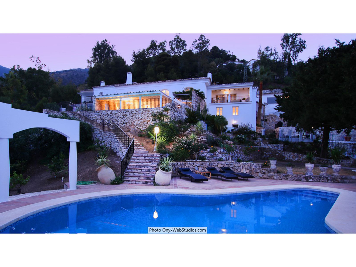 9 Bed Townhouse for sale in Mijas Costa Del Sol, Málaga, Spain