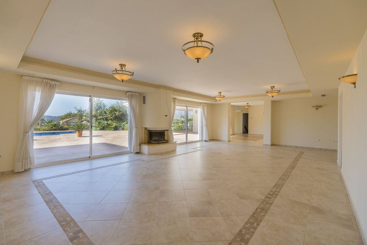 5 Bed Townhouse for sale in Valtocado Costa Del Sol, Málaga, Spain