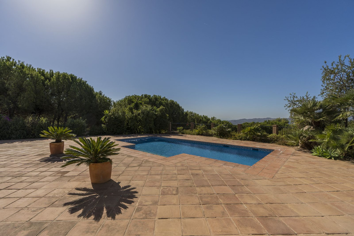 5 Bed Townhouse for sale in Valtocado Costa Del Sol, Málaga, Spain
