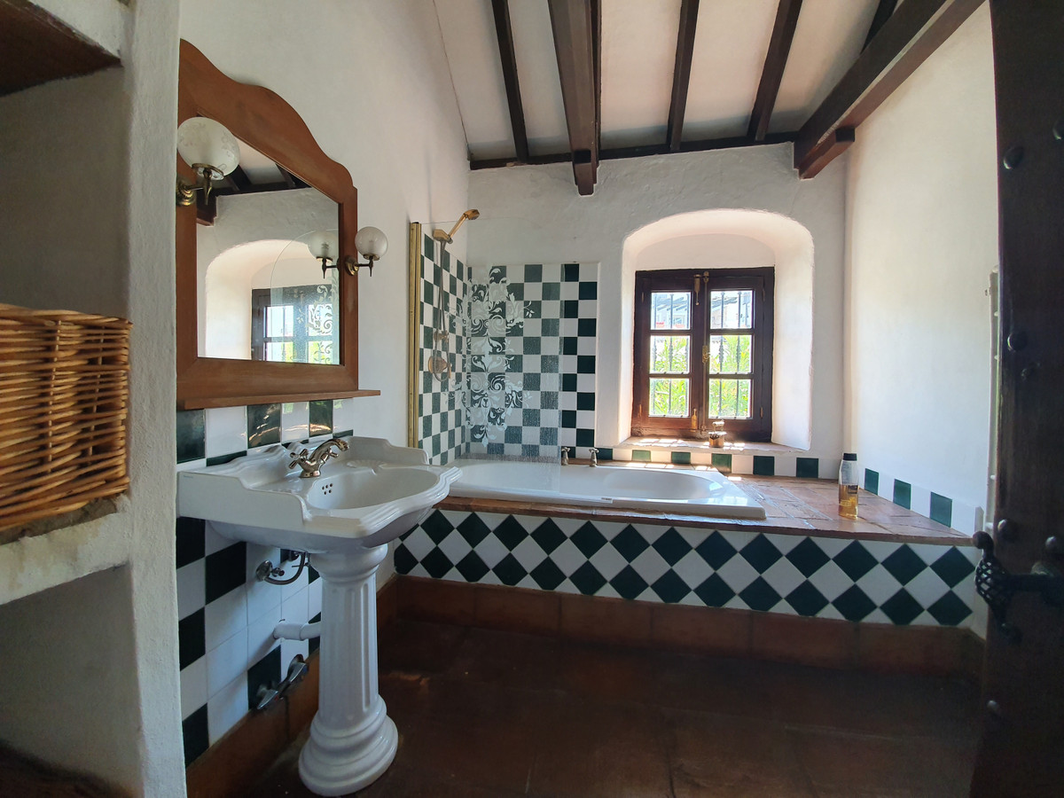 Se vende Finca - Cortijo de 11 dormitorios en Costa Del Sol, Cadiz, España