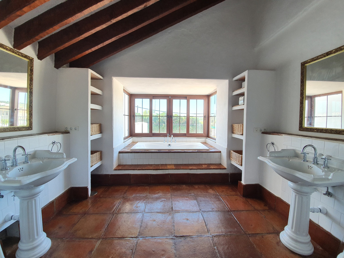 Se vende Finca - Cortijo de 11 dormitorios en Costa Del Sol, Cadiz, España