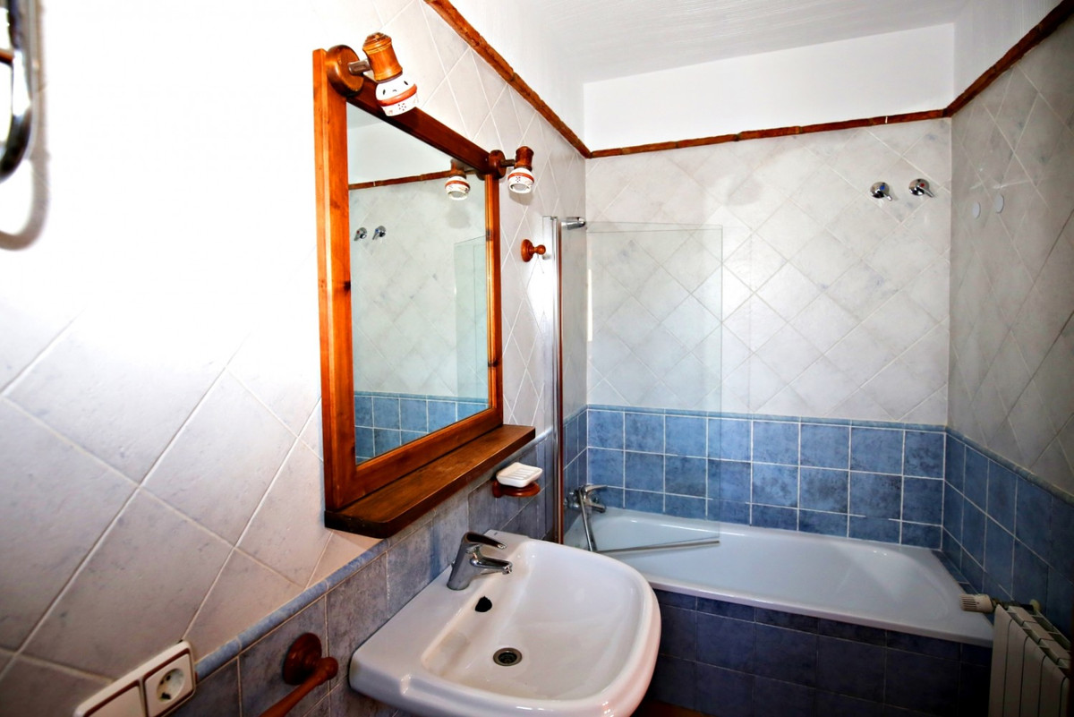 Se vende Villa - Chalet de 9 dormitorios en Costa Del Sol East, Málaga, España