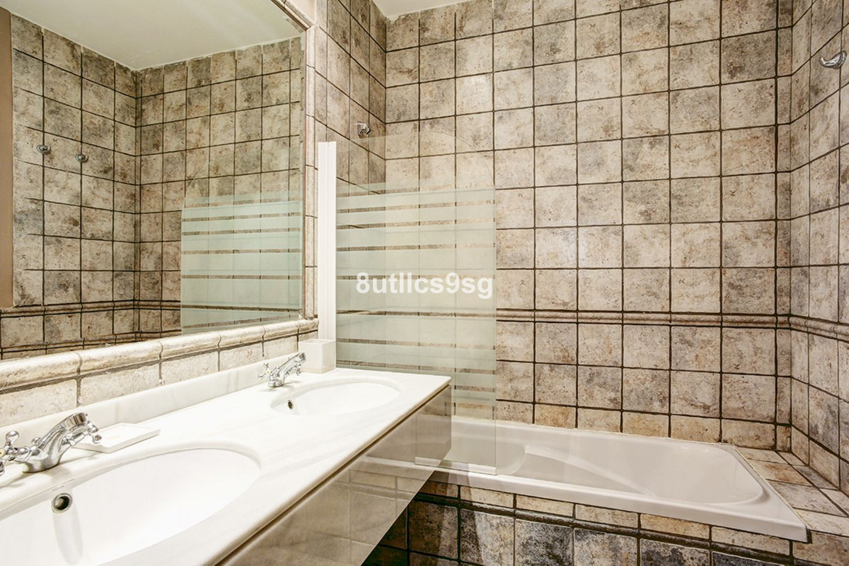 Se vende Apartamento Planta Media de 3 dormitorios en Costa Del Sol, Málaga, España