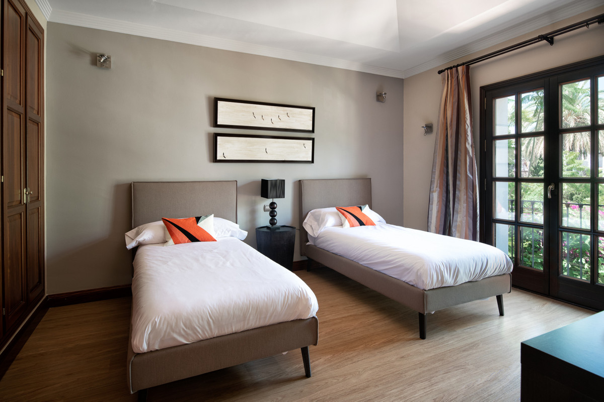 Se vende Villa - Chalet de 5 dormitorios en Costa Del Sol, Málaga, España