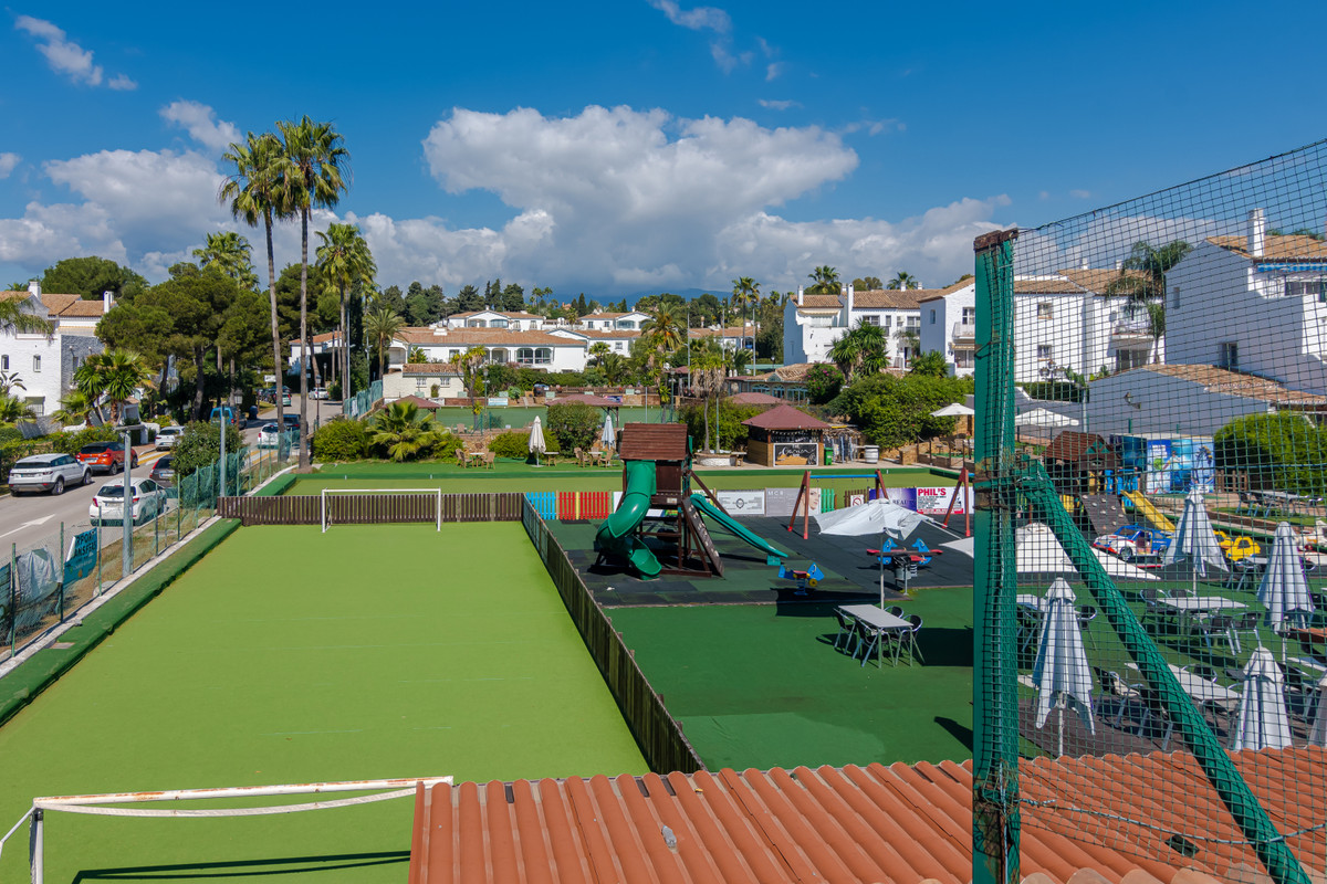 Commercial unit for sale in El Paraiso Costa Del Sol, Málaga, Spain