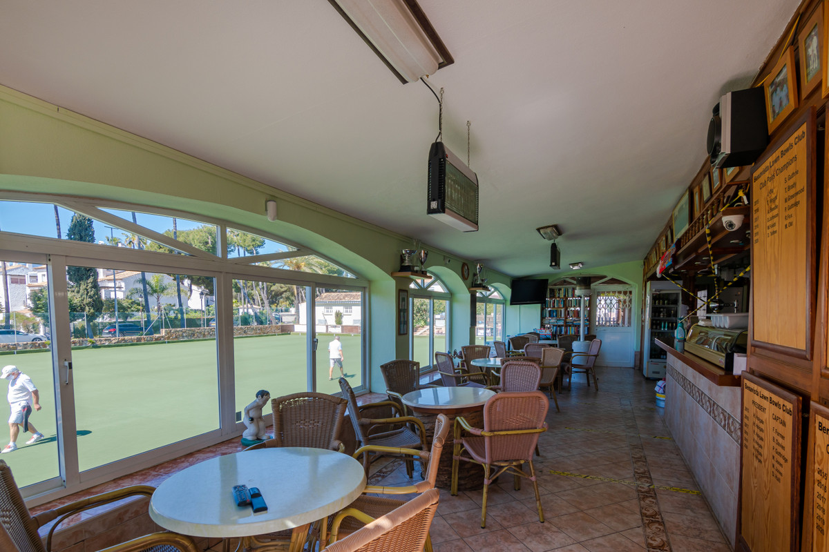 Commercial unit for sale in El Paraiso Costa Del Sol, Málaga, Spain