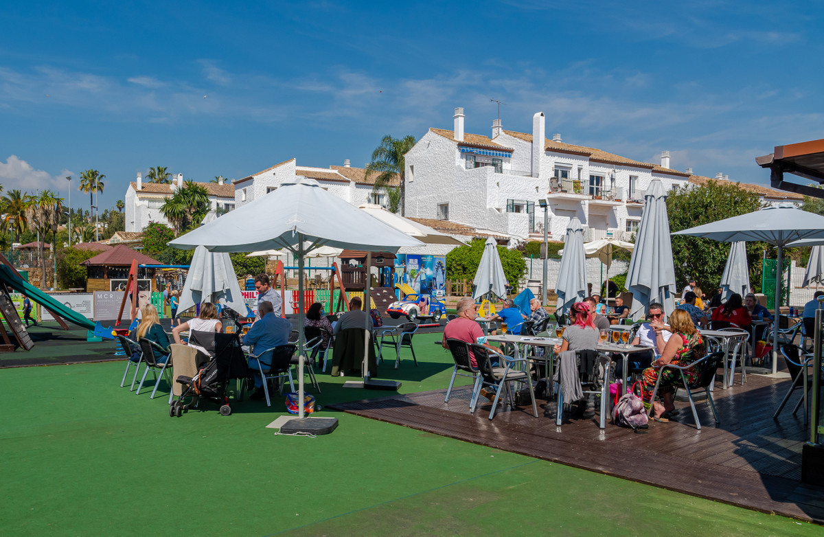 Commercial unit for sale in El Paraiso Costa Del Sol, Málaga, Spain