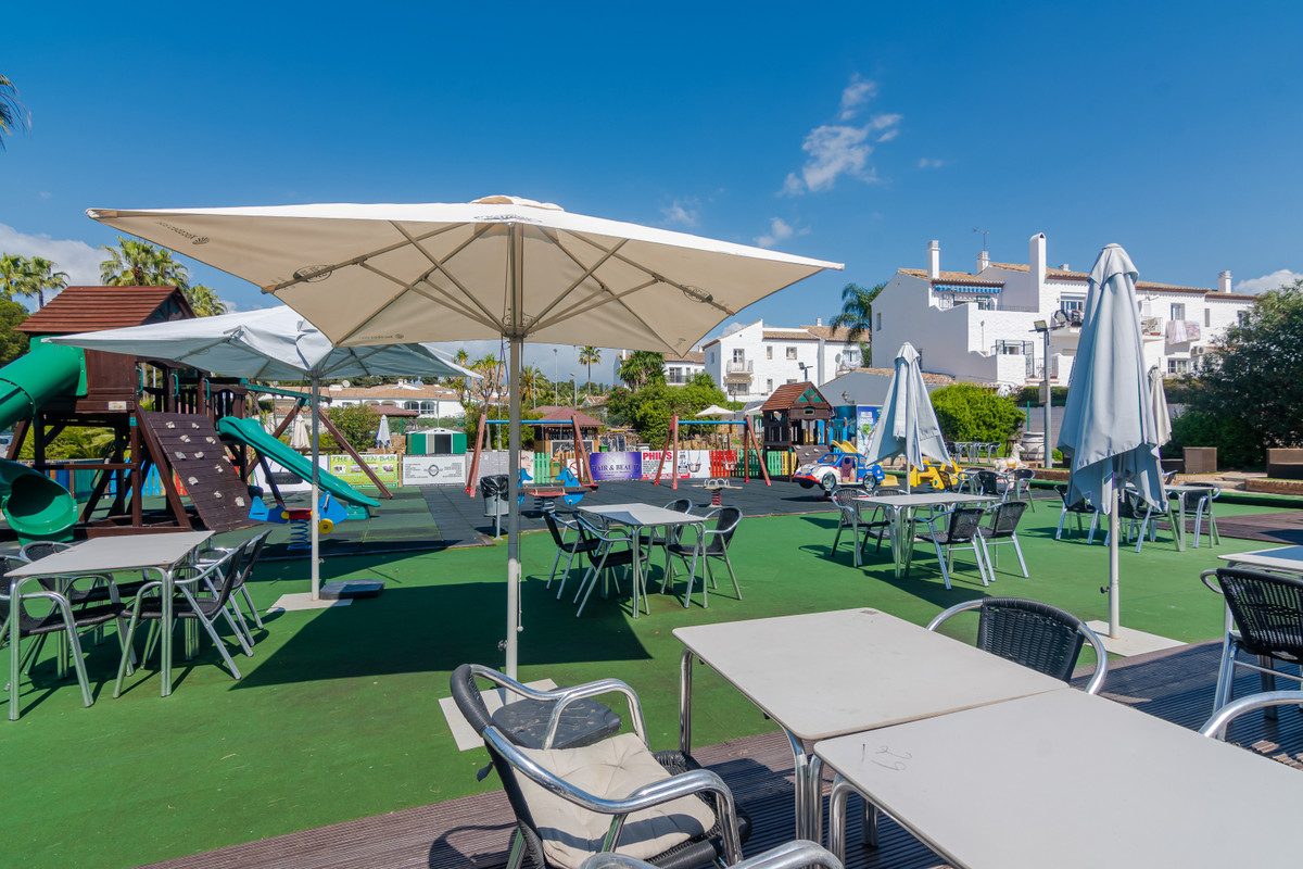 Commercial unit for sale in El Paraiso Costa Del Sol, Málaga, Spain