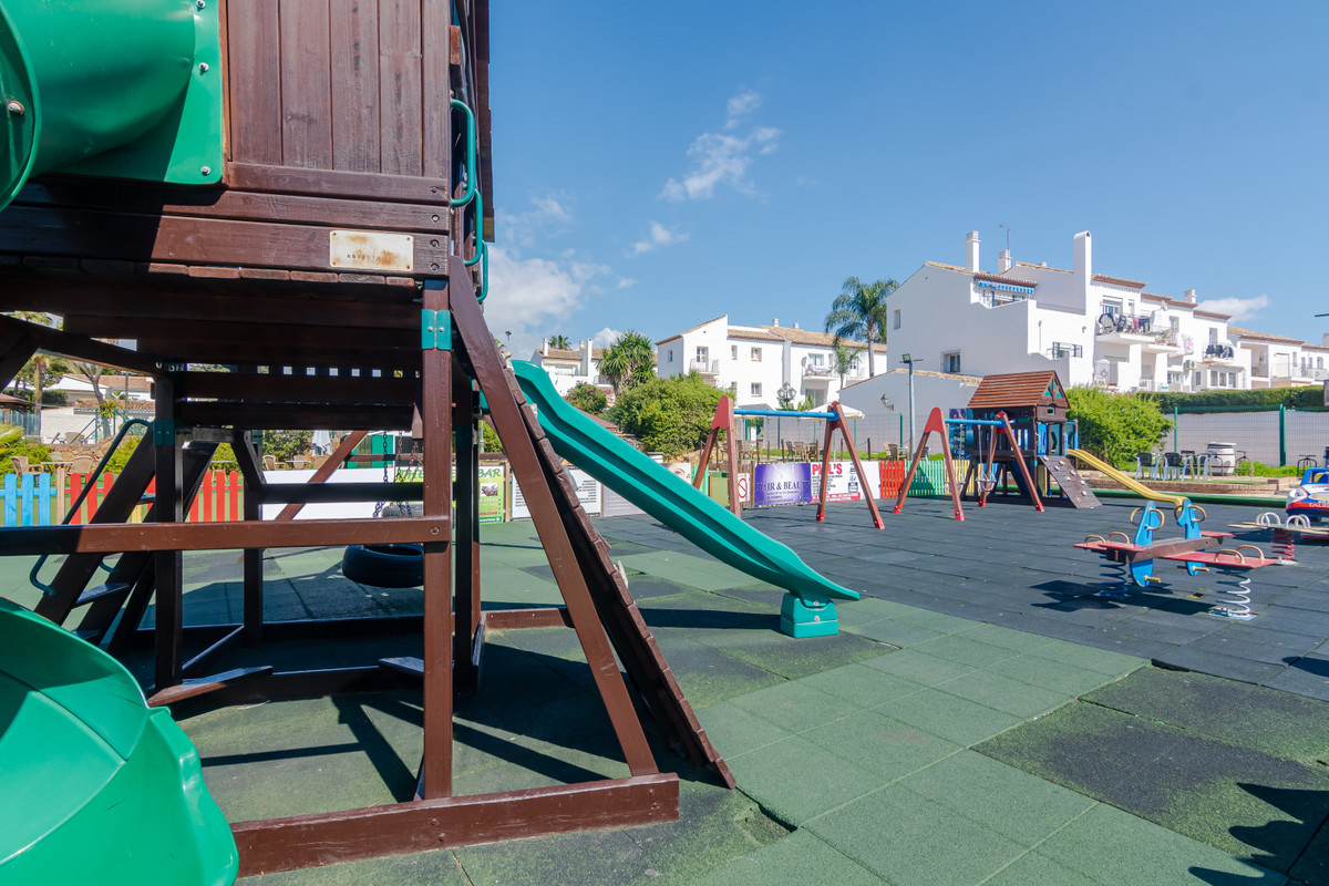 Commercial unit for sale in El Paraiso Costa Del Sol, Málaga, Spain