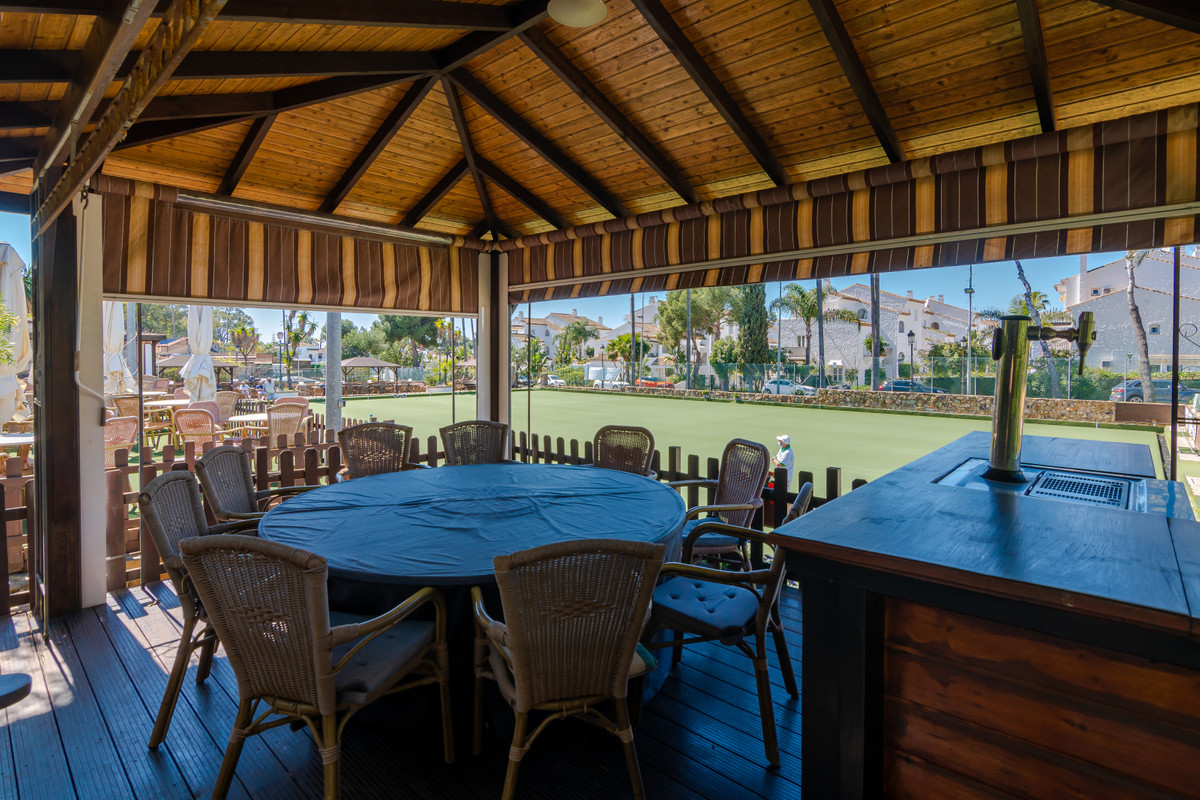 Commercial unit for sale in El Paraiso Costa Del Sol, Málaga, Spain