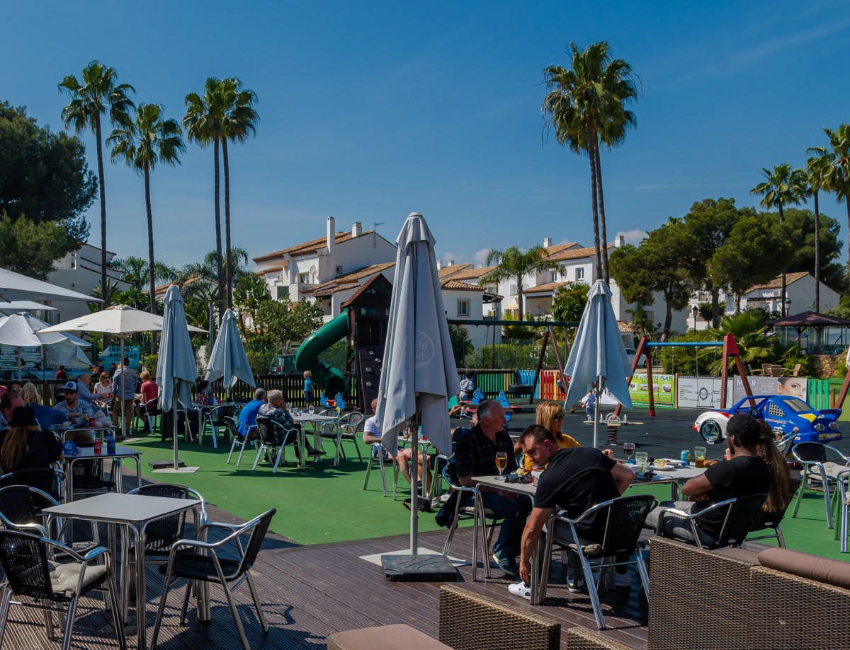 Commercial unit for sale in El Paraiso Costa Del Sol, Málaga, Spain