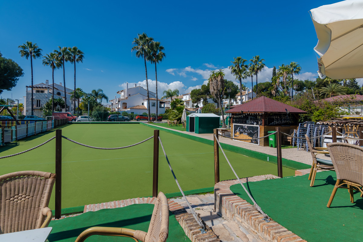 Commercial unit for sale in El Paraiso Costa Del Sol, Málaga, Spain
