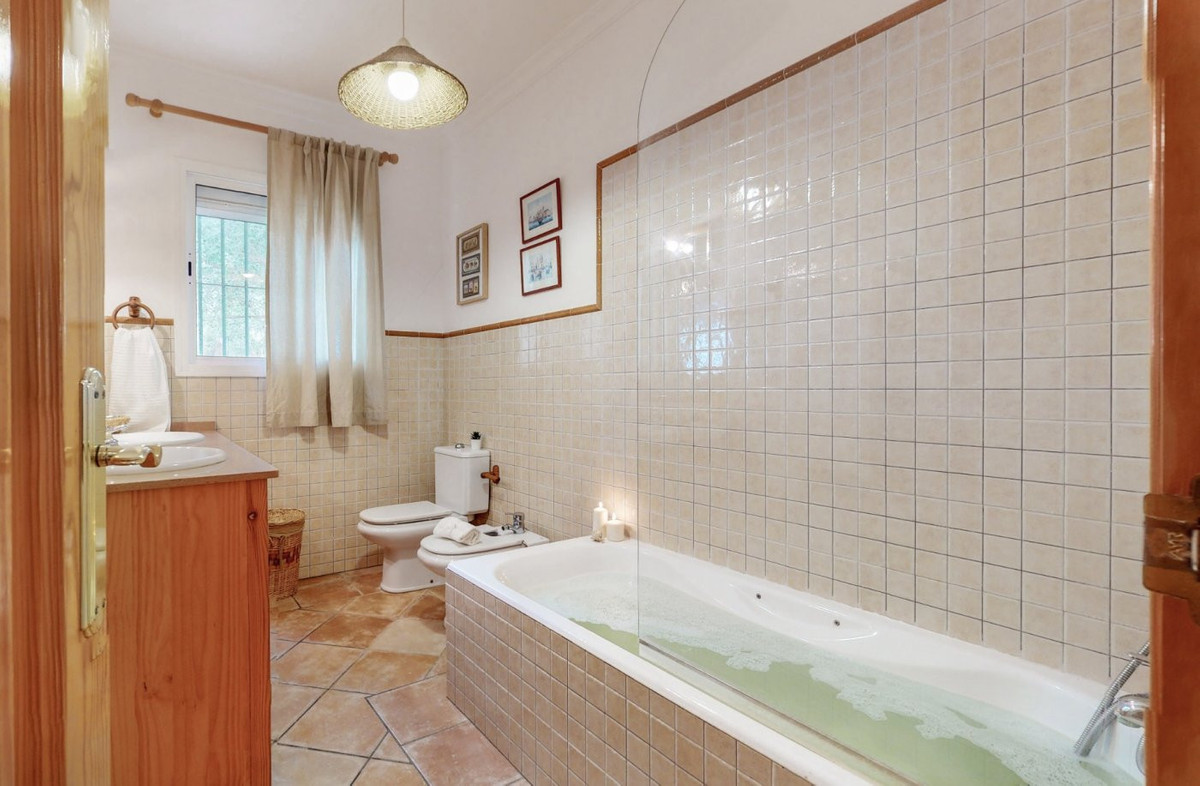 Se vende Villa - Chalet de 6 dormitorios en Costa Del Sol, Cadiz, España