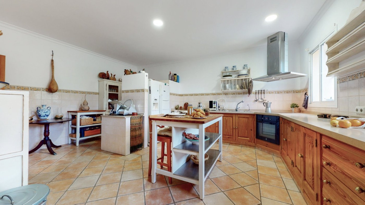 Se vende Villa - Chalet de 6 dormitorios en Costa Del Sol, Cadiz, España