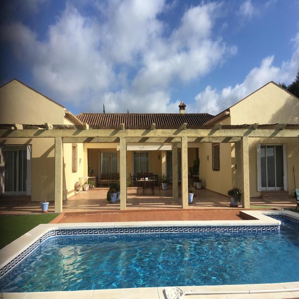 Se vende Villa - Chalet de 6 dormitorios en Costa Del Sol, Cadiz, España