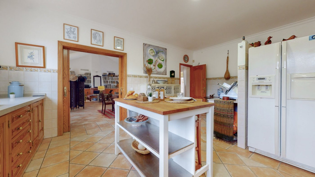 Se vende Villa - Chalet de 6 dormitorios en Costa Del Sol, Cadiz, España