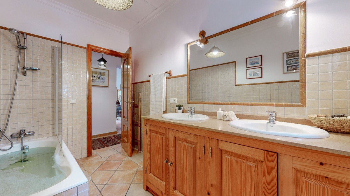 Se vende Villa - Chalet de 6 dormitorios en Costa Del Sol, Cadiz, España