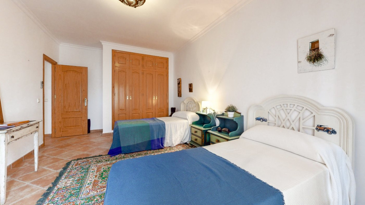Se vende Villa - Chalet de 6 dormitorios en Costa Del Sol, Cadiz, España