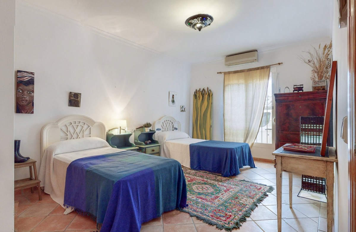 Se vende Villa - Chalet de 6 dormitorios en Costa Del Sol, Cadiz, España