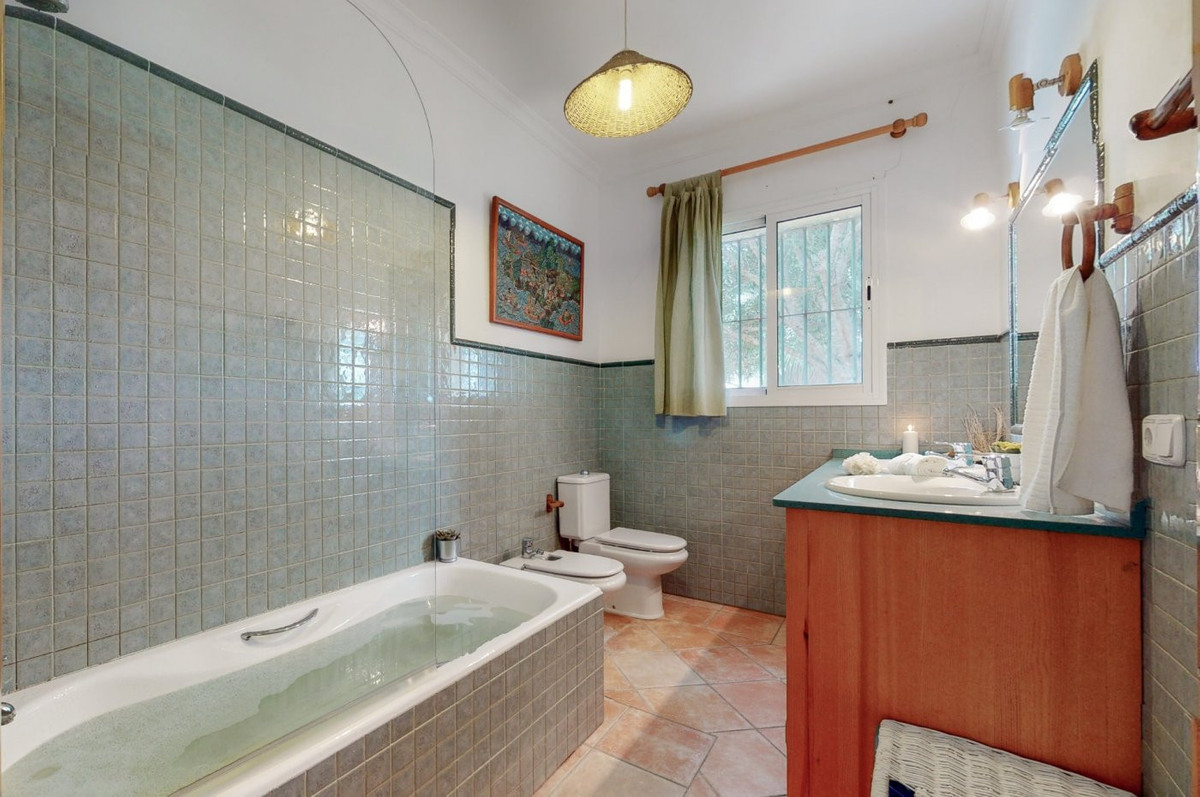 Se vende Villa - Chalet de 6 dormitorios en Costa Del Sol, Cadiz, España