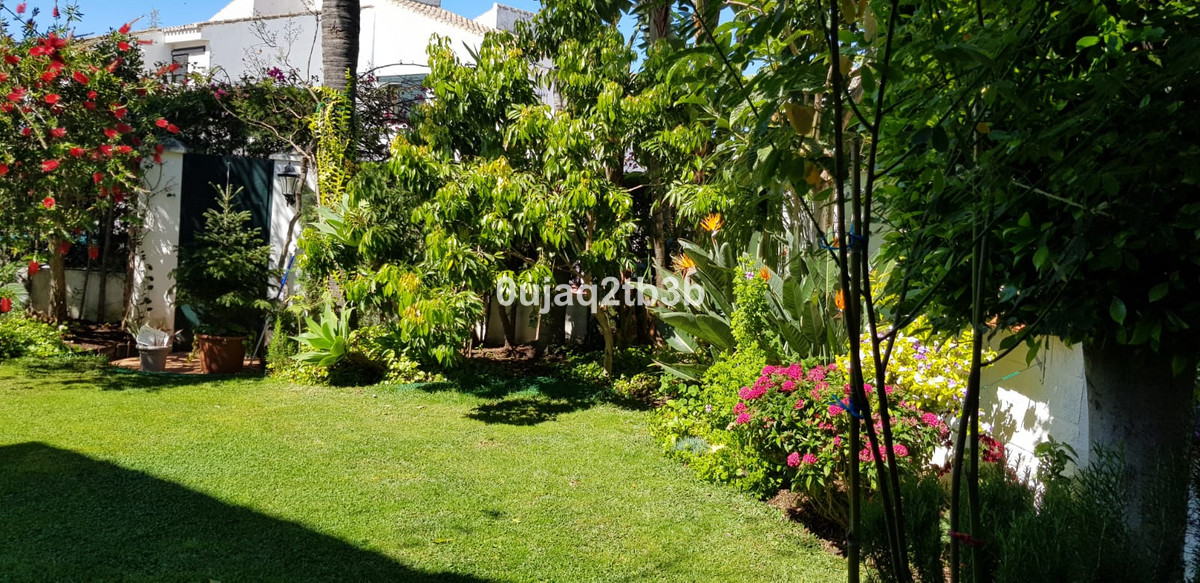 Se vende Villa - Chalet de 5 dormitorios en Costa Del Sol, Málaga, España