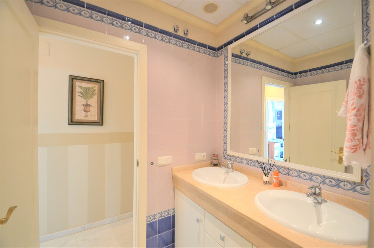 Se vende Apartamento Planta Media de 3 dormitorios en Costa Del Sol, Málaga, España