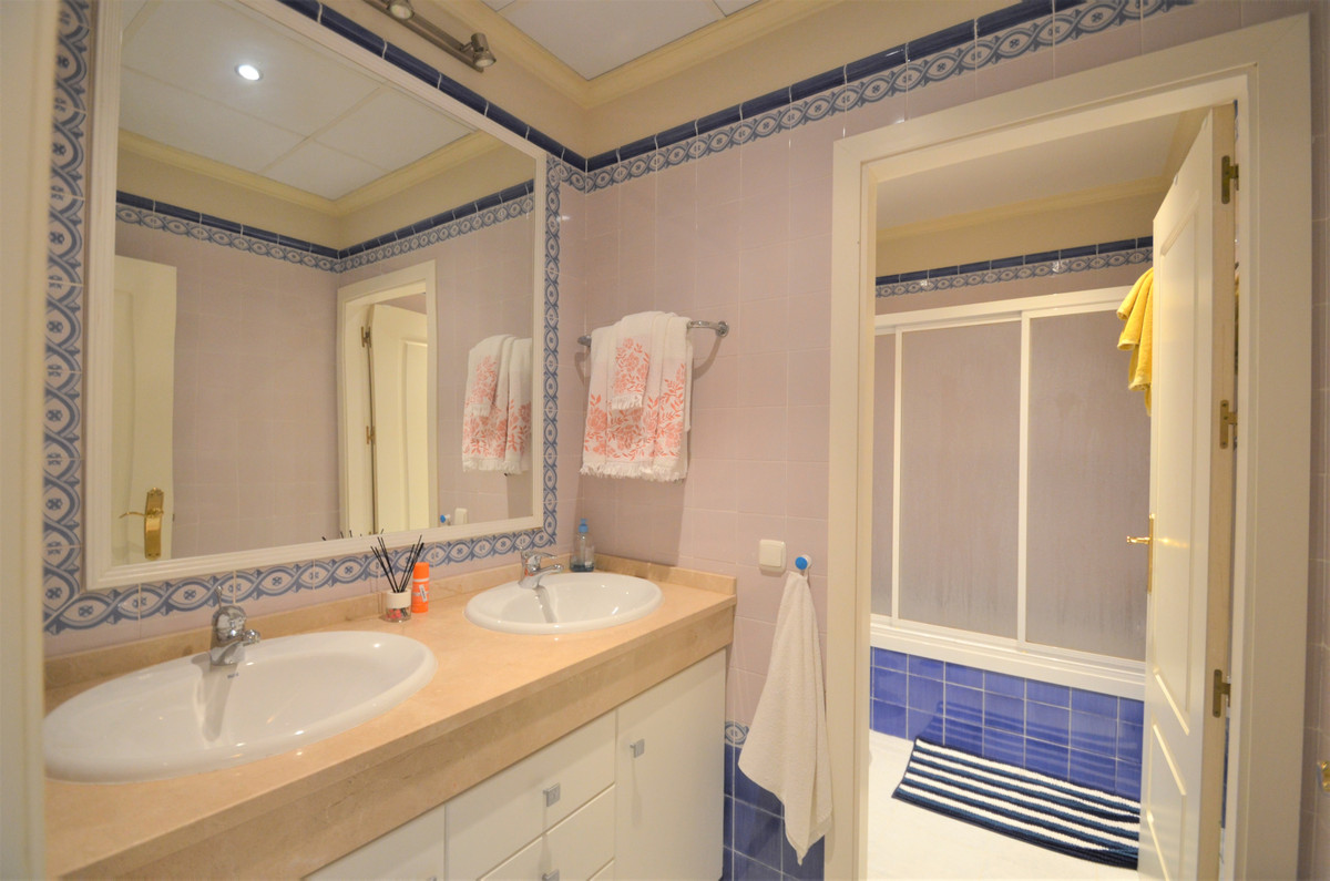 Se vende Apartamento Planta Media de 3 dormitorios en Costa Del Sol, Málaga, España