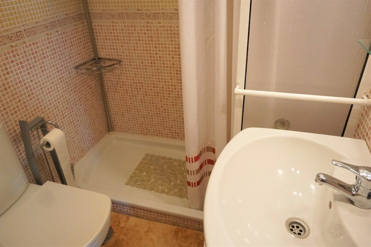 Se vende Apartamento Planta Media de 2 dormitorios en Costa Del Sol East, Málaga, España