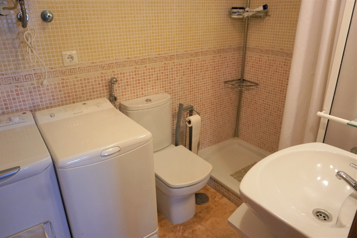 Se vende Apartamento Planta Media de 2 dormitorios en Costa Del Sol East, Málaga, España