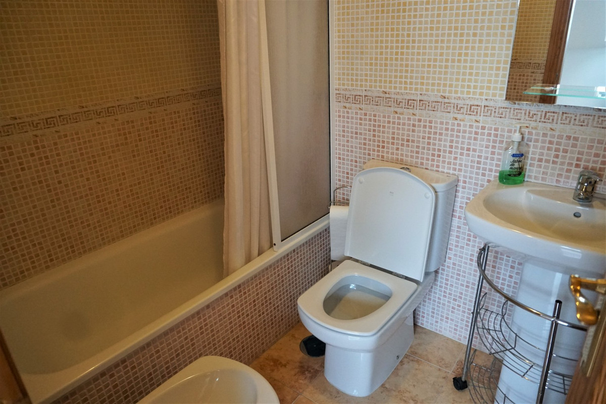 Se vende Apartamento Planta Media de 2 dormitorios en Costa Del Sol East, Málaga, España
