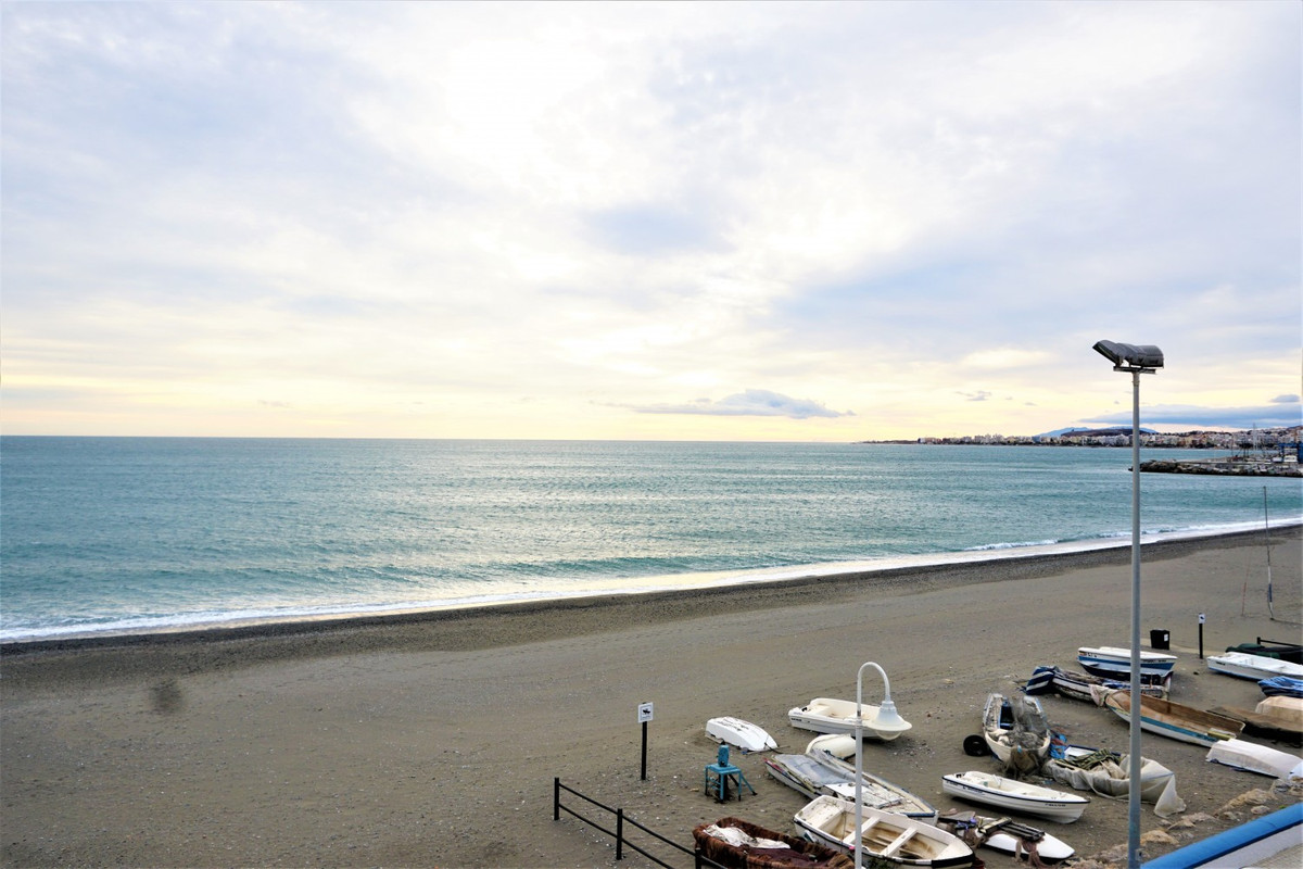 Se vende Apartamento Planta Media de 2 dormitorios en Costa Del Sol East, Málaga, España