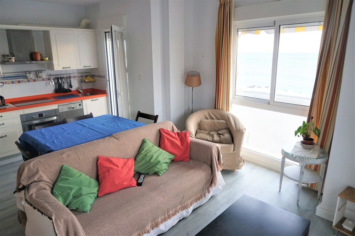 Se vende Apartamento Planta Media de 2 dormitorios en Costa Del Sol East, Málaga, España