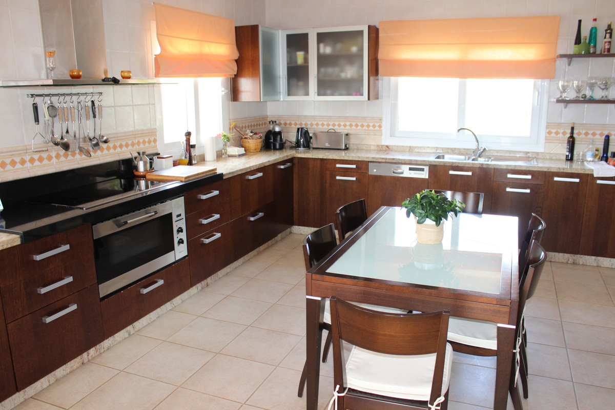 7 Bed Townhouse for sale in Artola Costa Del Sol, Málaga, Spain