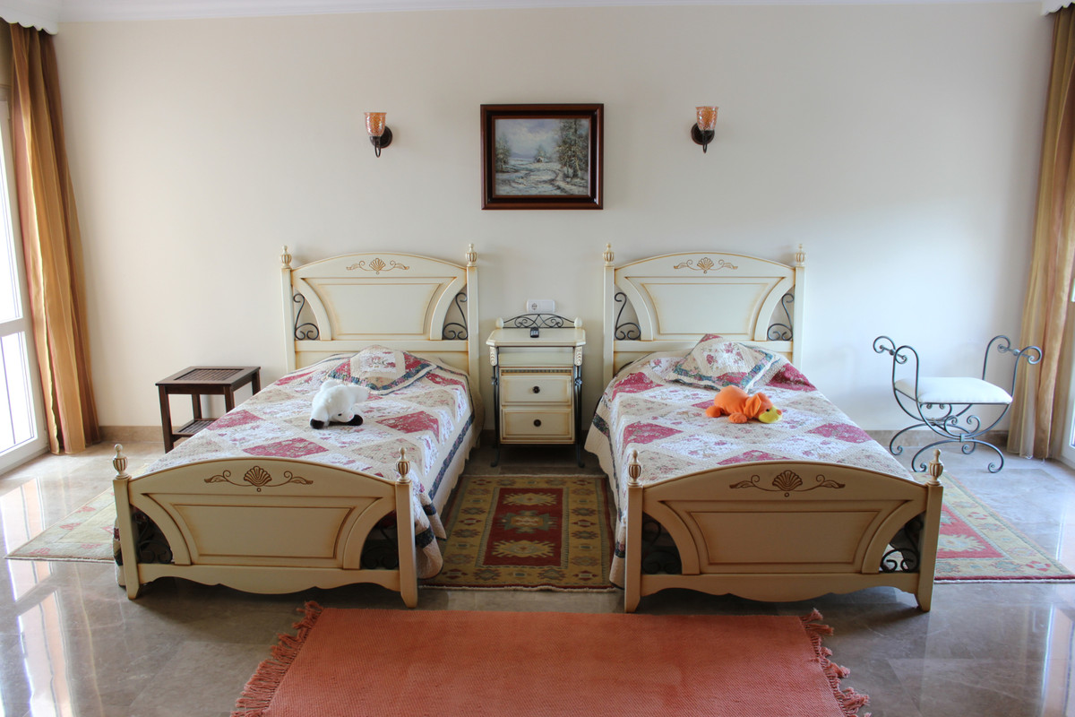 7 Bed Townhouse for sale in Artola Costa Del Sol, Málaga, Spain