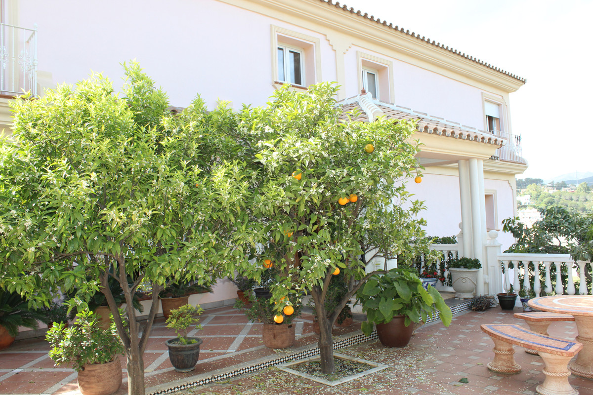 7 Bed Townhouse for sale in Artola Costa Del Sol, Málaga, Spain