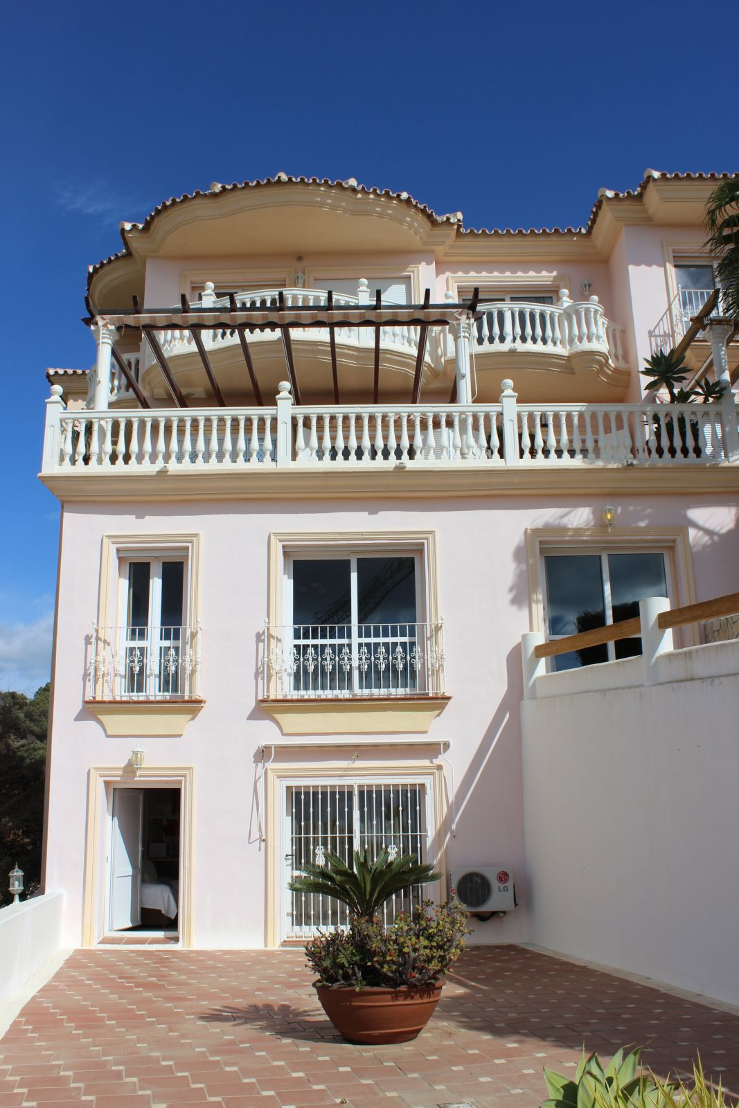7 Bed Townhouse for sale in Artola Costa Del Sol, Málaga, Spain