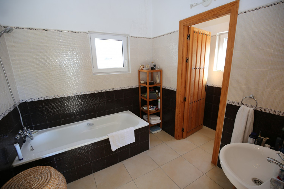 Se vende Villa - Chalet de 4 dormitorios en Costa Del Sol East, Málaga, España