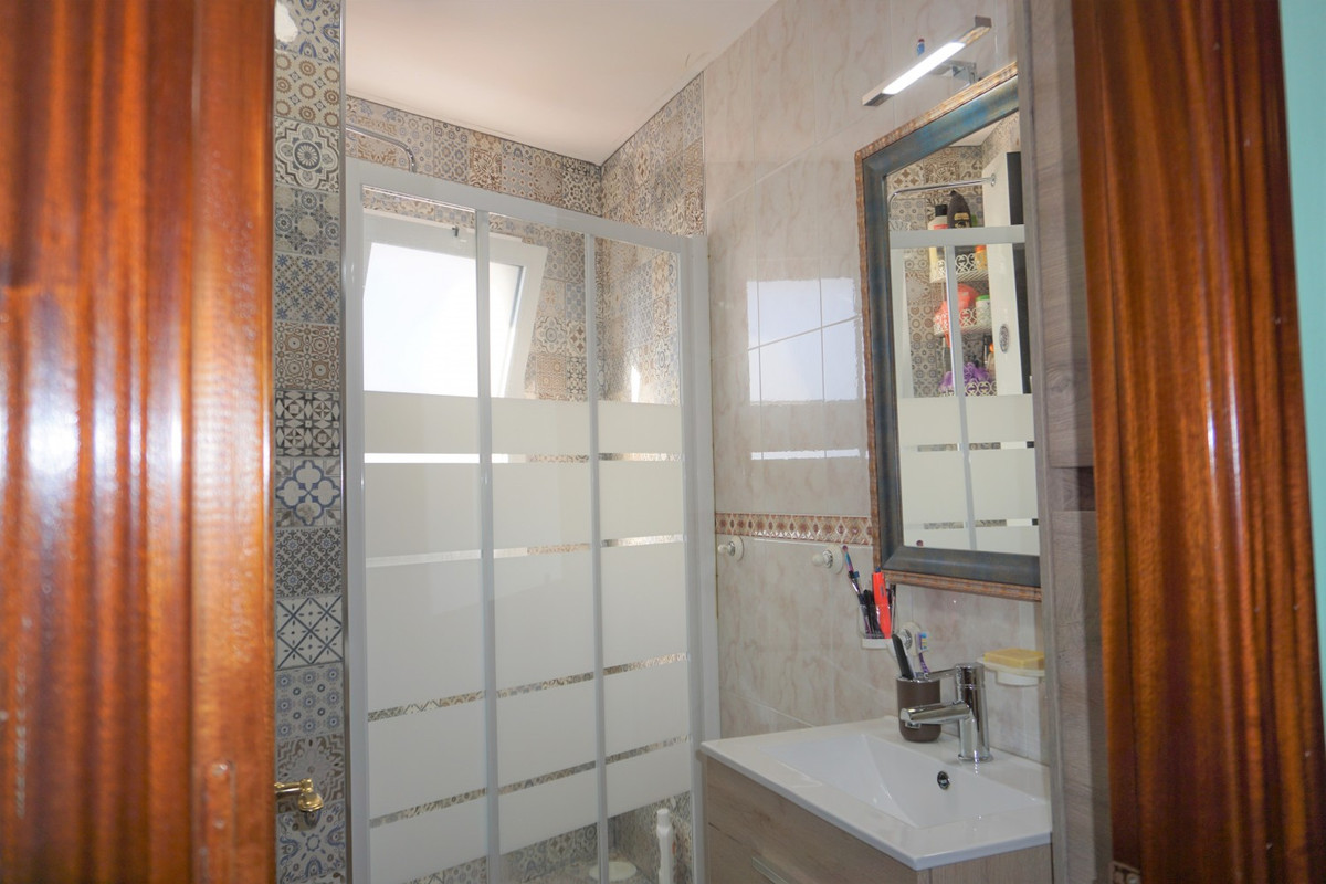 Se vende Apartamento Planta Media de 4 dormitorios en Costa Del Sol East, Málaga, España
