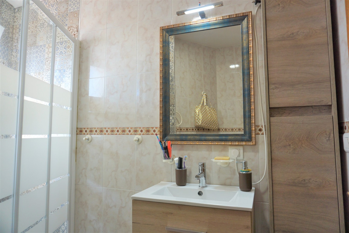 Se vende Apartamento Planta Media de 4 dormitorios en Costa Del Sol East, Málaga, España