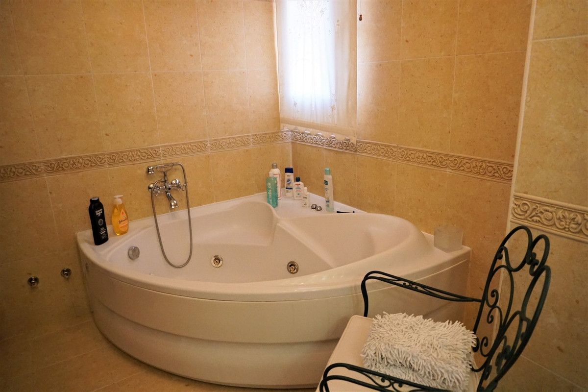 Se vende Villa - Chalet de 5 dormitorios en Costa Del Sol East, Málaga, España